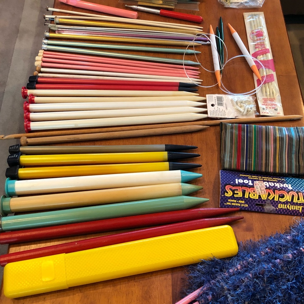 Lot of Knitting Needles, accessories & 3 cases